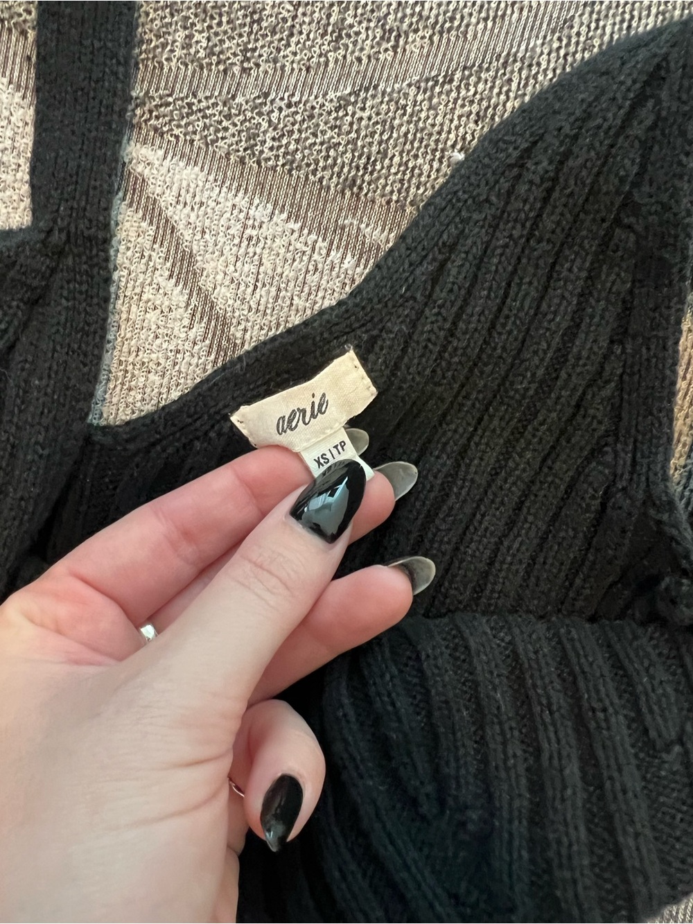 aerie Black Ribbed V-Neck Crop Tank - Picture 2 of 2